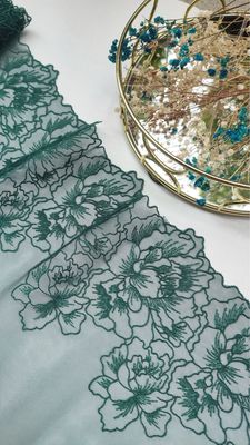 Adorno de encaje bordado verde esmeralda con motivo de jardín – diseño simétrico