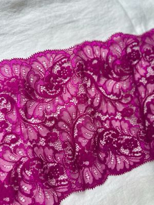 Encaje elástico color fucsia