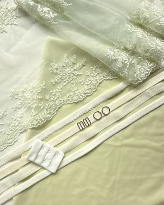 Kit lingerie pastello con pizzo ricamato e elastici coordinati