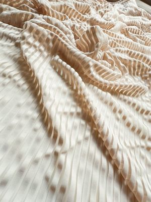 Tela de microfibra elástica beige a rayas