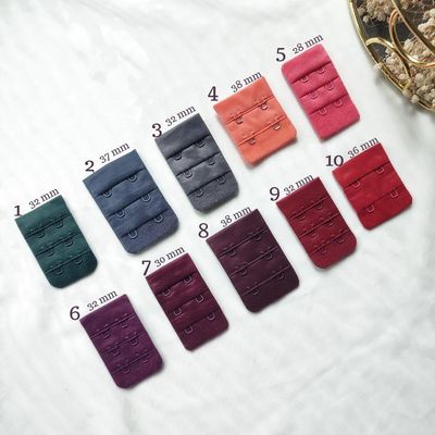 Chiusure per reggiseno con ganci e occhielli.