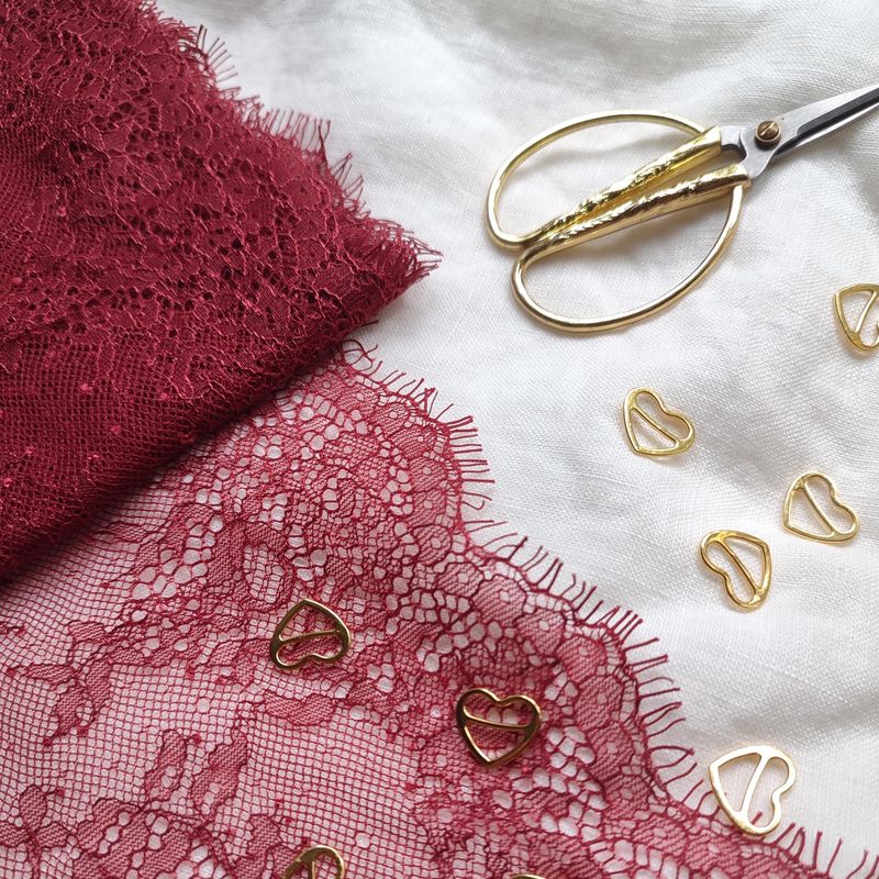 Burgundy Chantilly lace – 20 cm wide floral trim, sold by the meter

