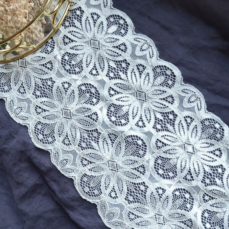 Encaje elástico blanco con diseño floral