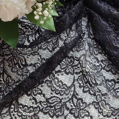 Tessuto pizzo guipure nero a motivo floreale, largo 145cm (57.1")