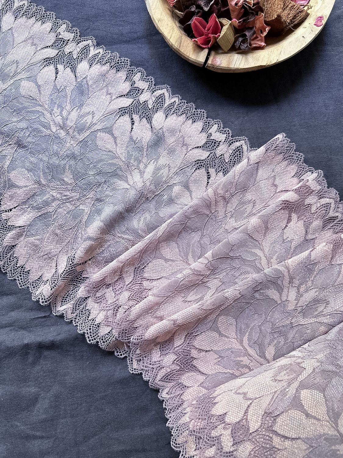 Multicolor stretch lace in powder pink tones