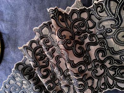 Dentelle appliquée brodée noire