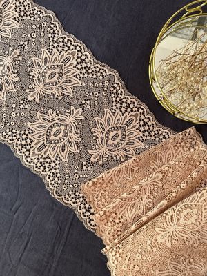 Dentelle extensible beige avec motif ornemental