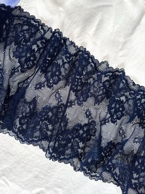 Dentelle extensible florale bleu nuit