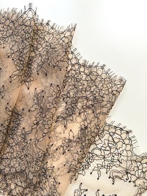 Nude Chantilly-Spitze mit schwarzer Stickerei