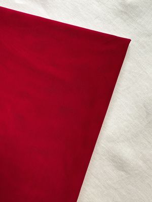 Tul de malla elástica rojo carmín
