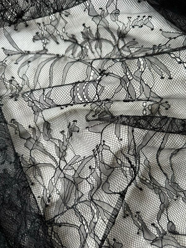 Tessuto pizzo ricamato nero su base tulle, largo 140cm (55.1")