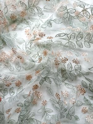 Tessuto tulle ricamato beige e salvia, largo 160cm (63.0")