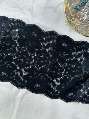 Galon de dentelle extensible noire cordonnet