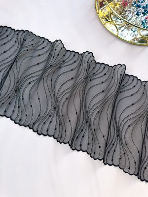 Schwarze bestickte Spitzenborte mit goldfarbenem Metallicfaden