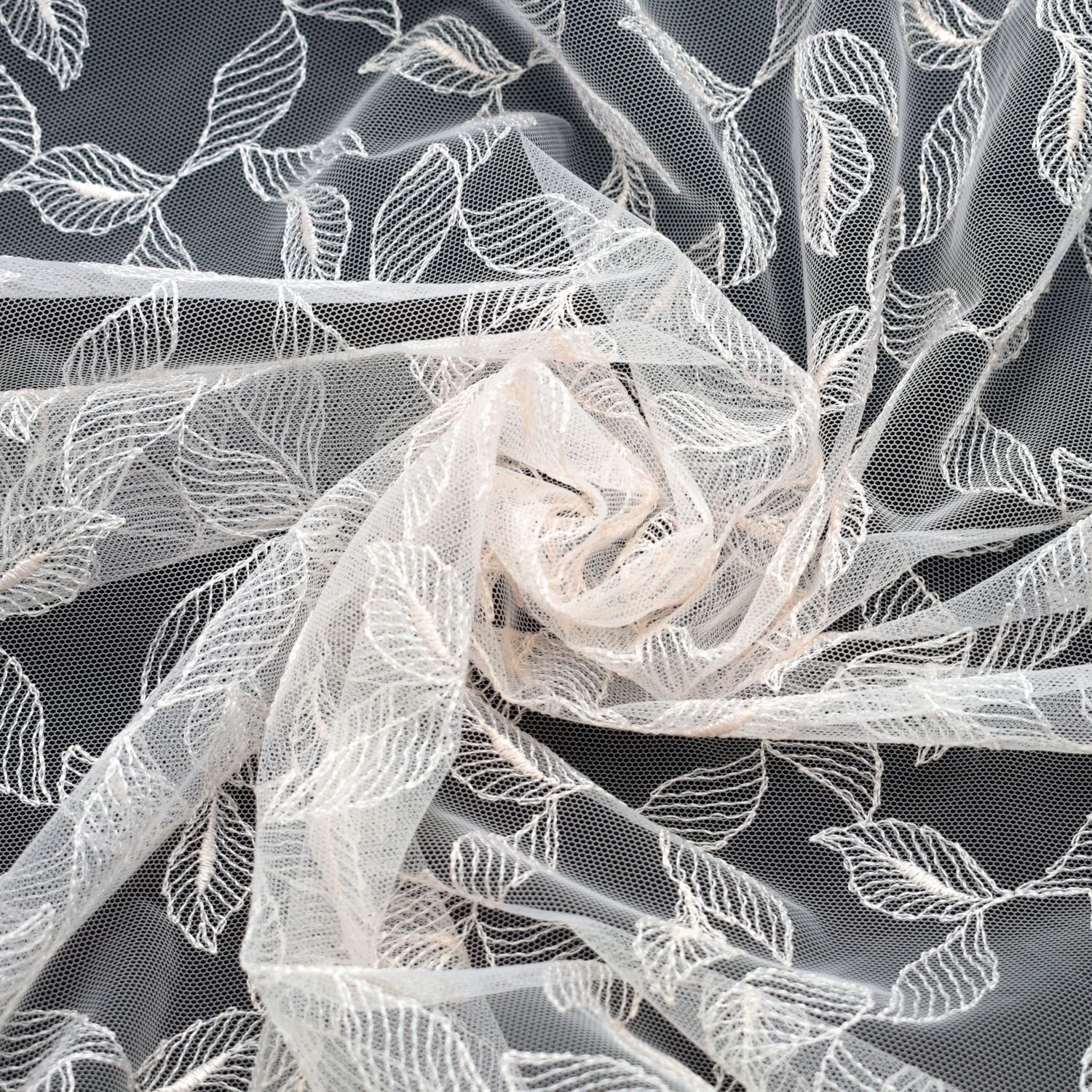 Tulle ivoire à motif de feuilles brodées, largeur 135cm (53.1")