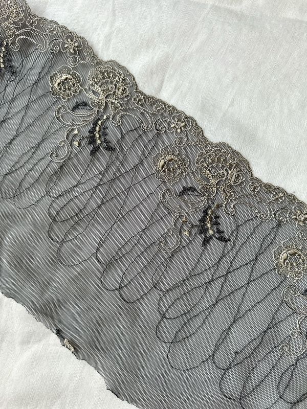 Pizzo Ricamato Non Elastico Grigio Scuro con Ricamo Floreale Beige