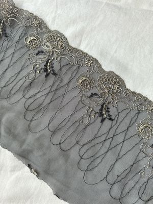 Dentelle non extensible gris foncé avec broderie florale beige