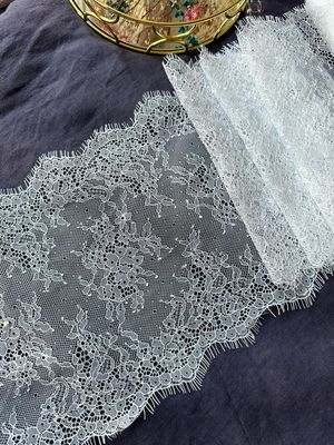 Pizzo Chantilly Bianco con Bordo a Ciglia