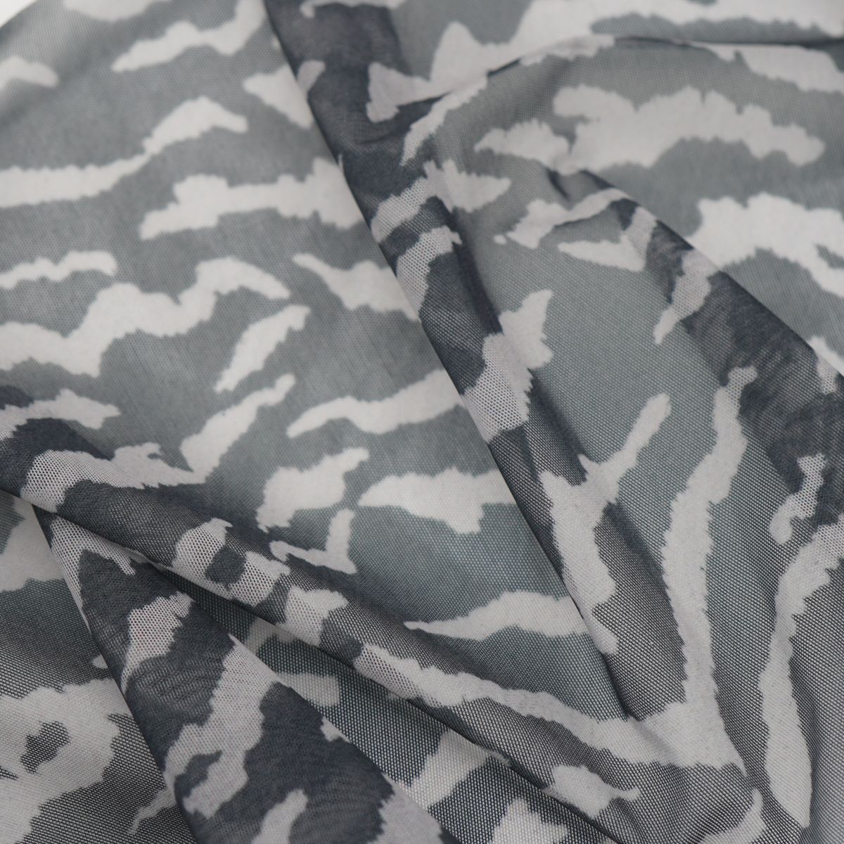 Printed stretch mesh with a pattern