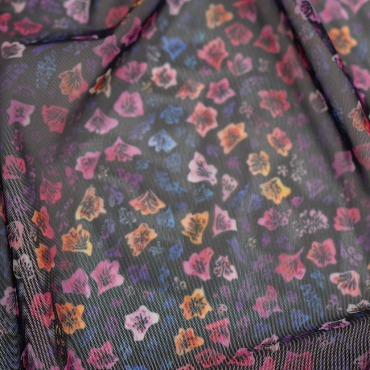 Printed stretch mesh with a pattern