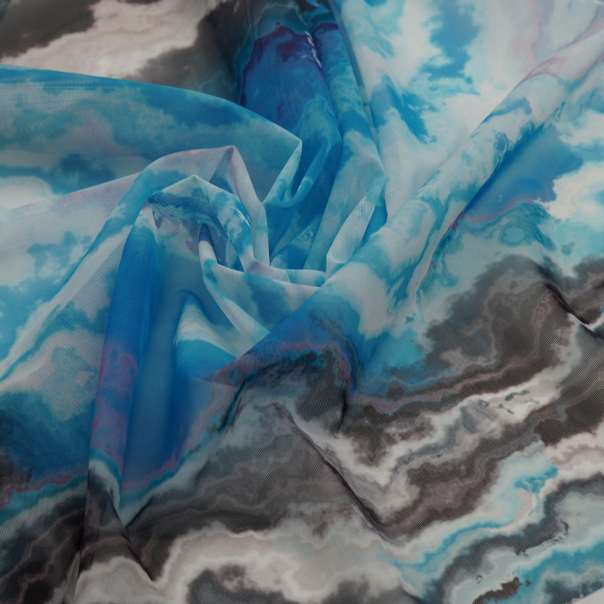 Printed stretch mesh with a pattern