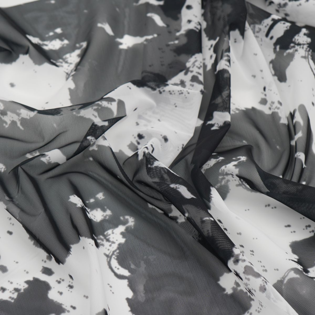 Printed stretch mesh with a pattern