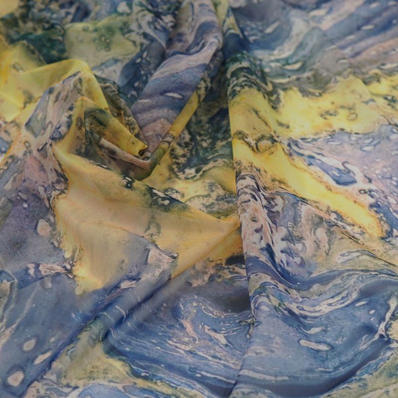 Printed stretch mesh with a pattern