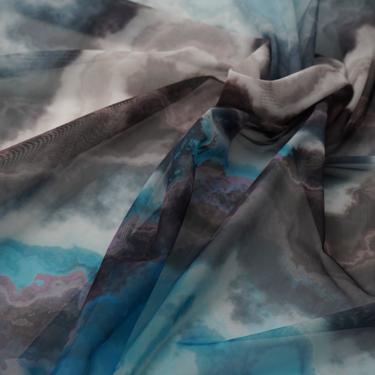 Printed stretch mesh with a pattern