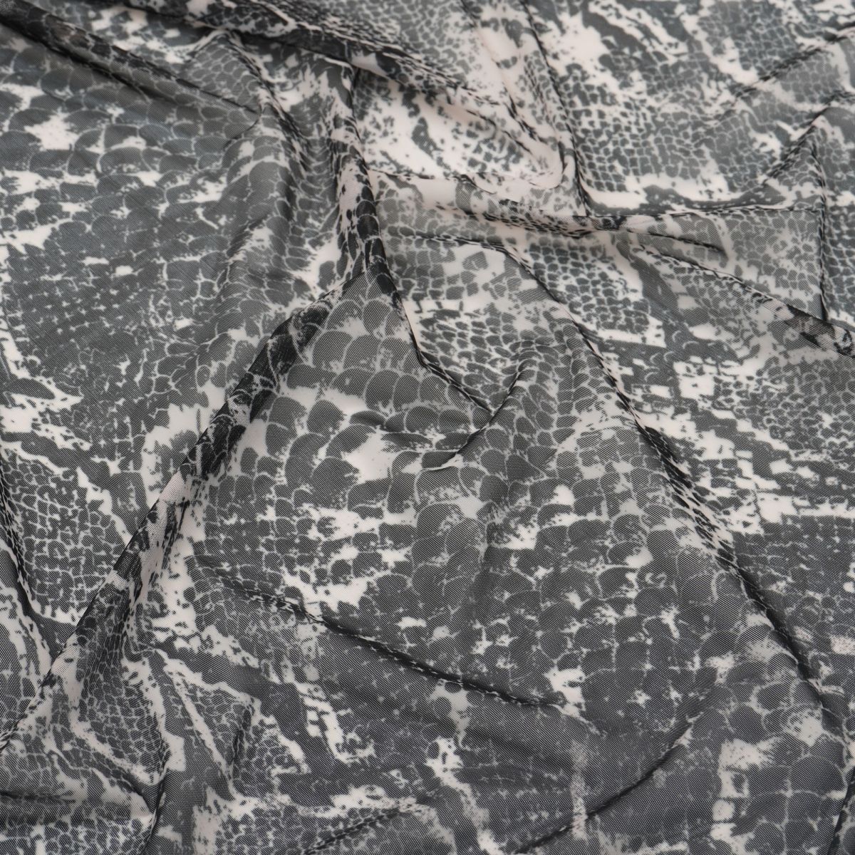 Printed stretch mesh with a pattern