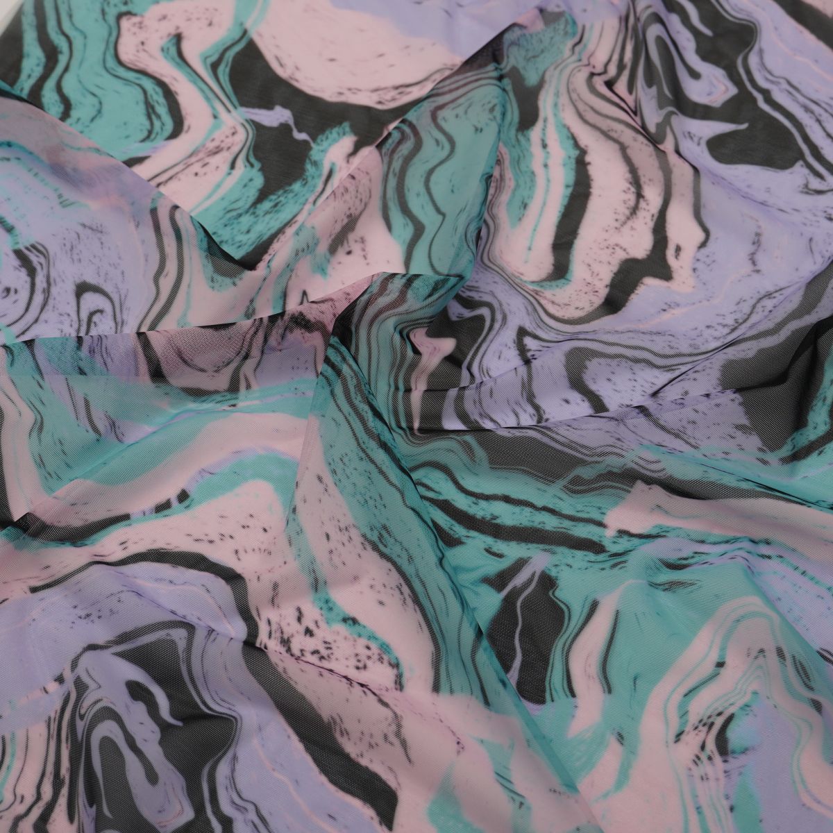 Printed stretch mesh with a pattern