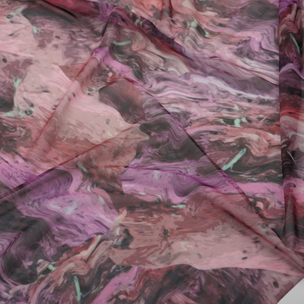 Printed stretch mesh with a pattern