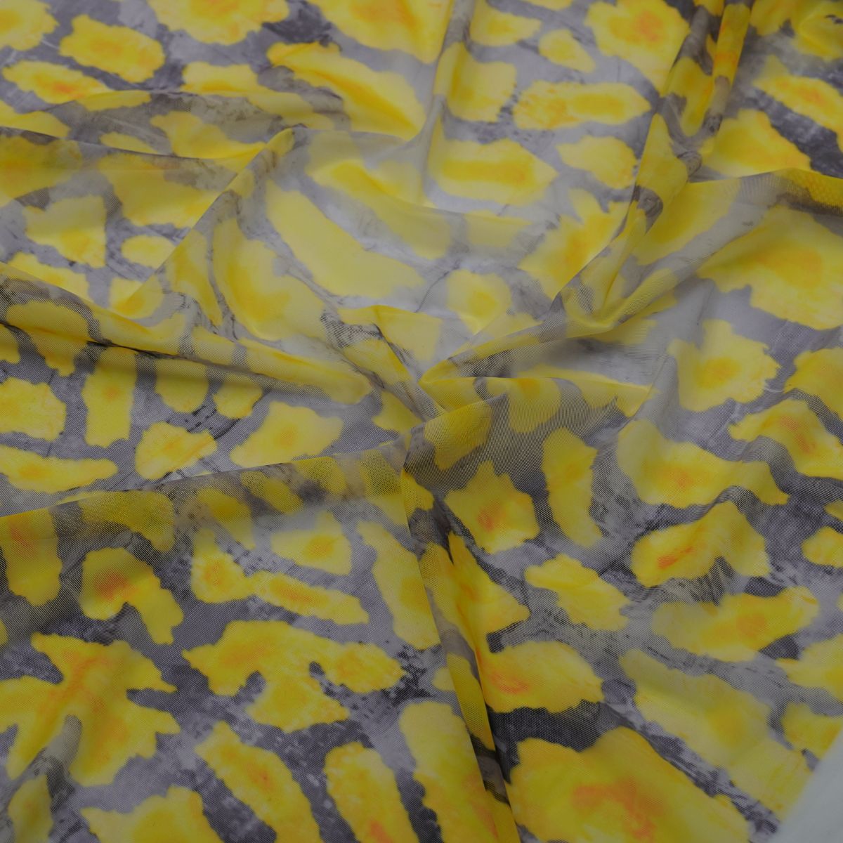 Printed stretch mesh with a pattern