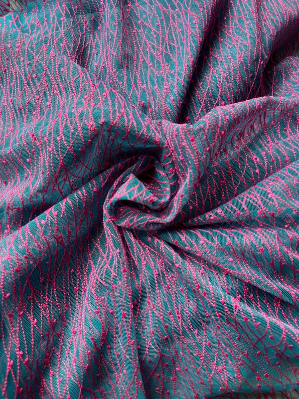 Tulle Ricamato Turchese con Fili Fucsia