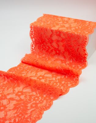 mandarinenfarbene Stretch-Spitze mit floraler Kordelstickerei und Wellenkante