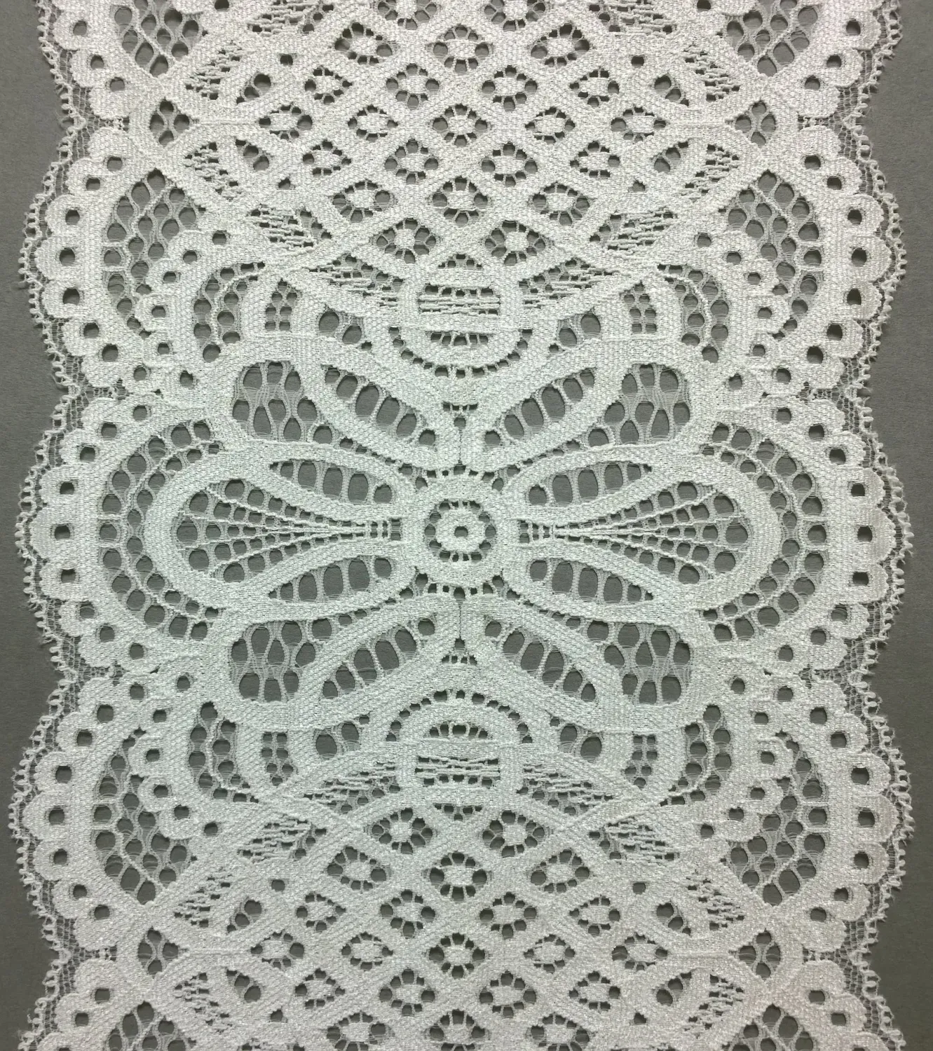 Milk white elastic lace trim with floral pattern and decorative scalloped edges, 17 cm wide