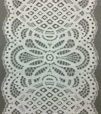 dentelle élastique blanc lait avec motif floral et bords festonnés pour coudre de la lingerie
