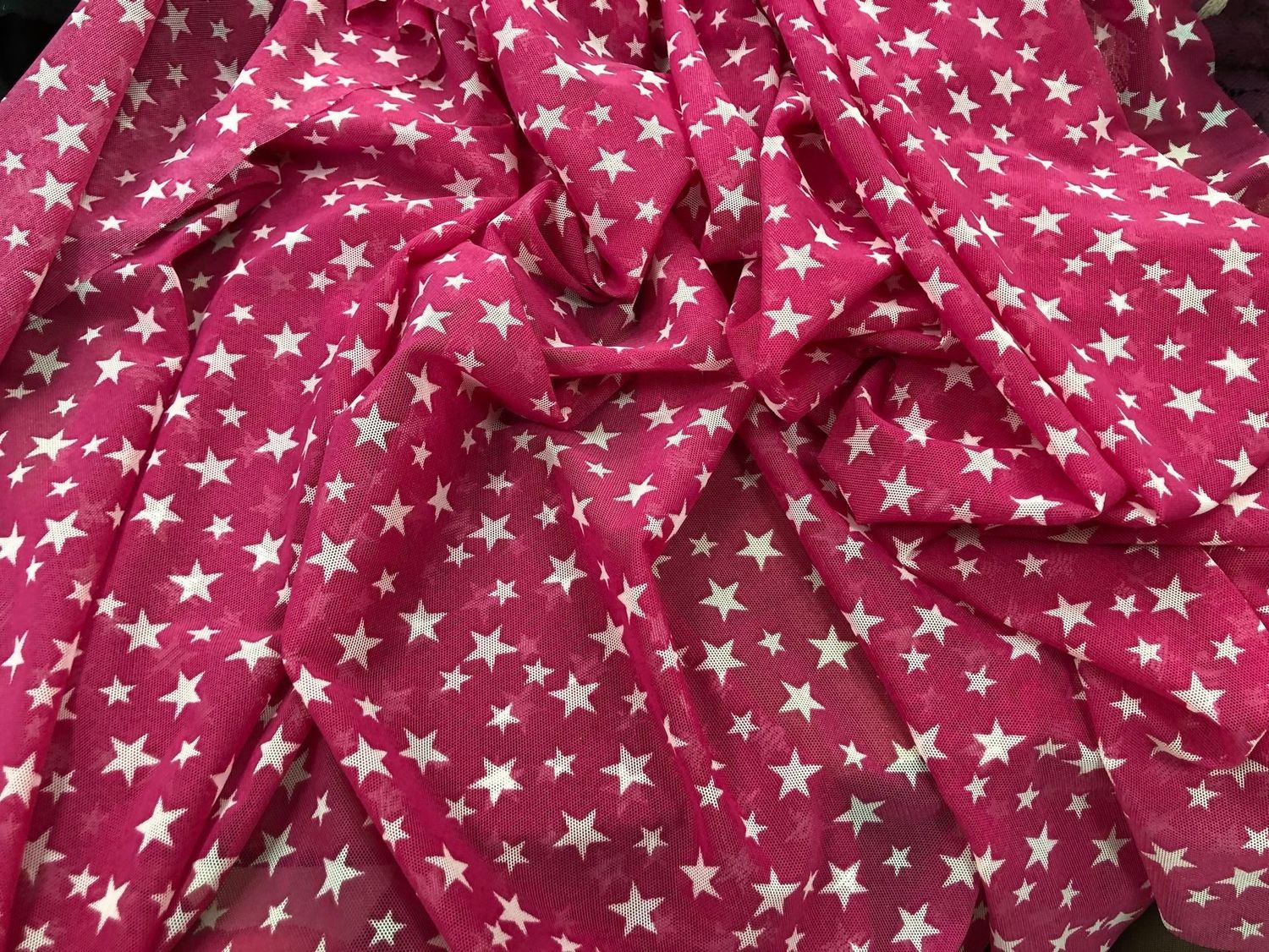 Printed elastic mesh X8 raspberry sorbet/stars white