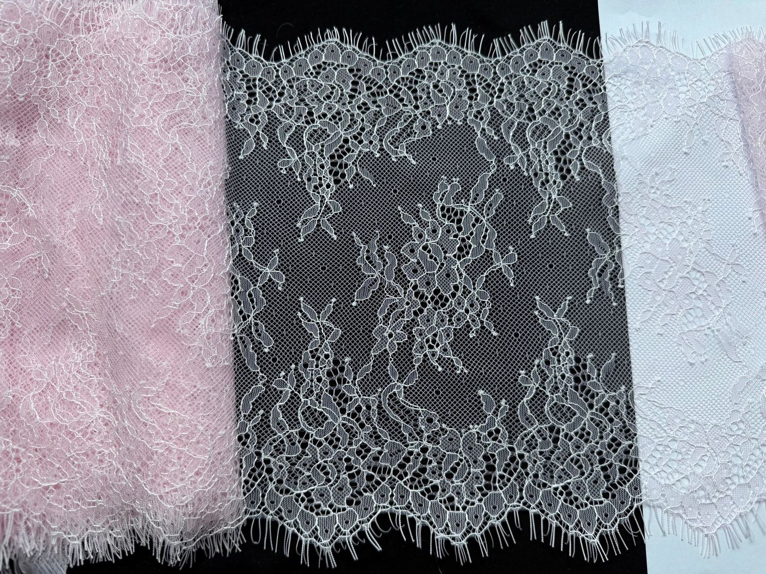 Chantilly lace soft pink/white (27 x 300)