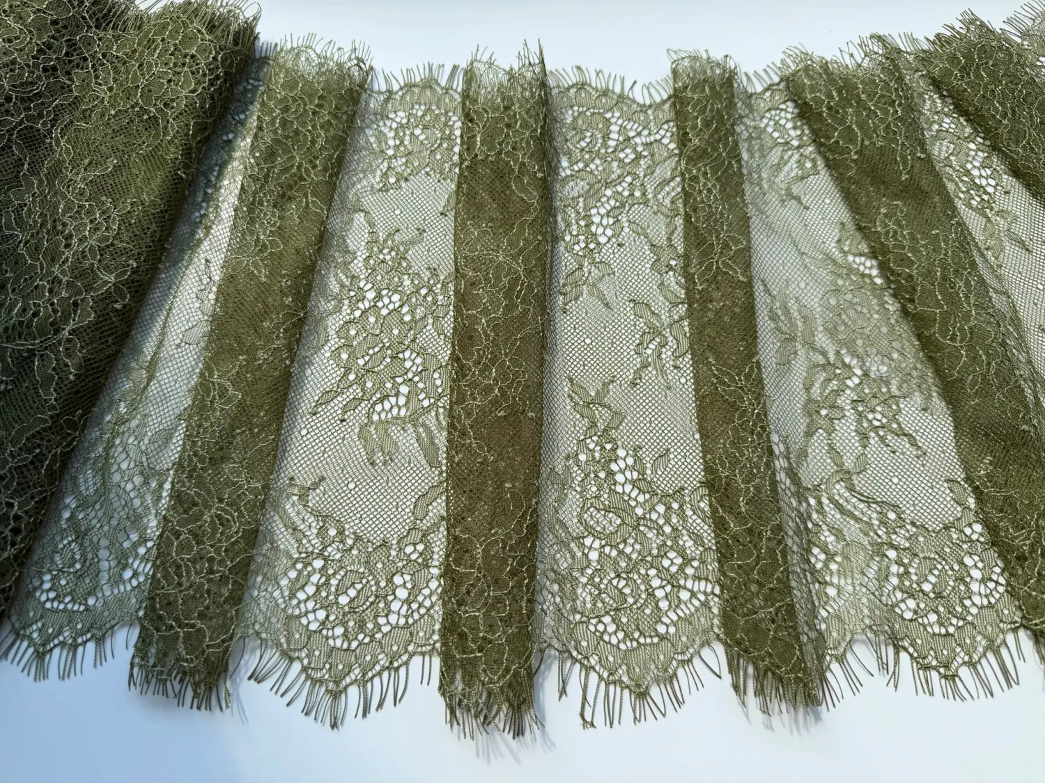 Chantilly lace olive branch/green olive (27 x 300cm)