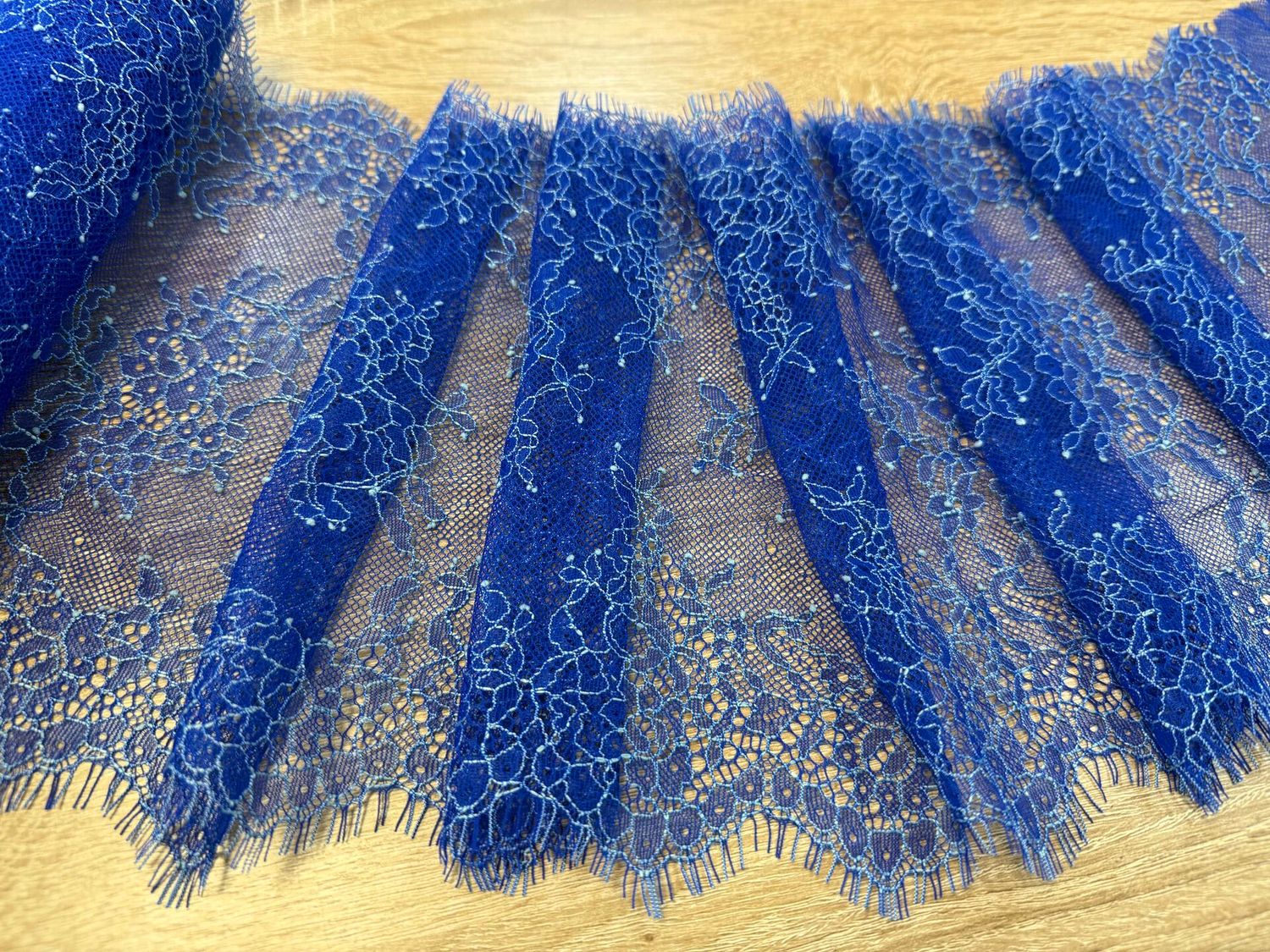Chantilly lace cornflower/sky blue (21 x 300cm)