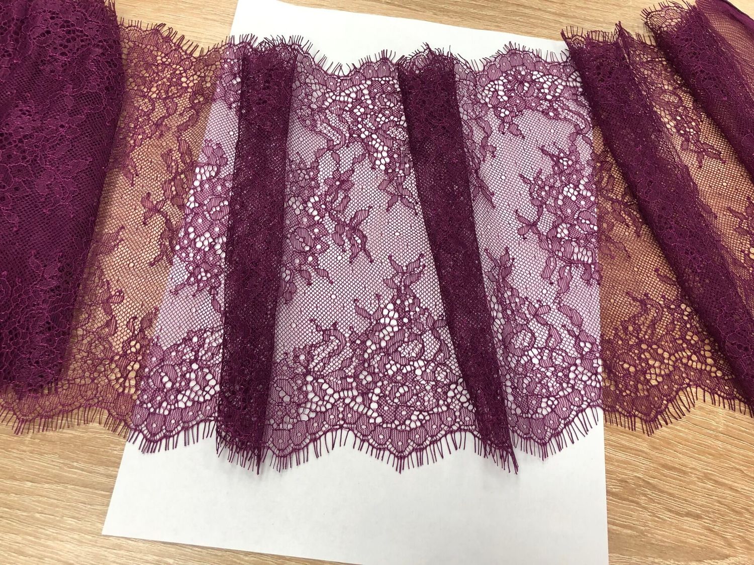 Chantilly lace burgundy (23 x 300)