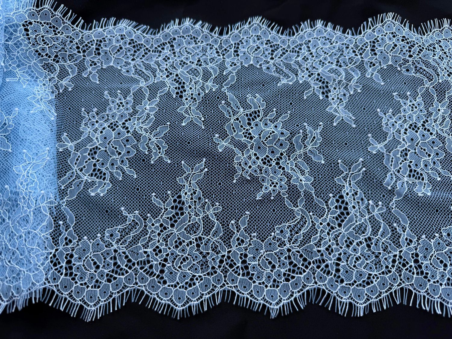 Chantilly lace sky blue/ecru (23 x 300)