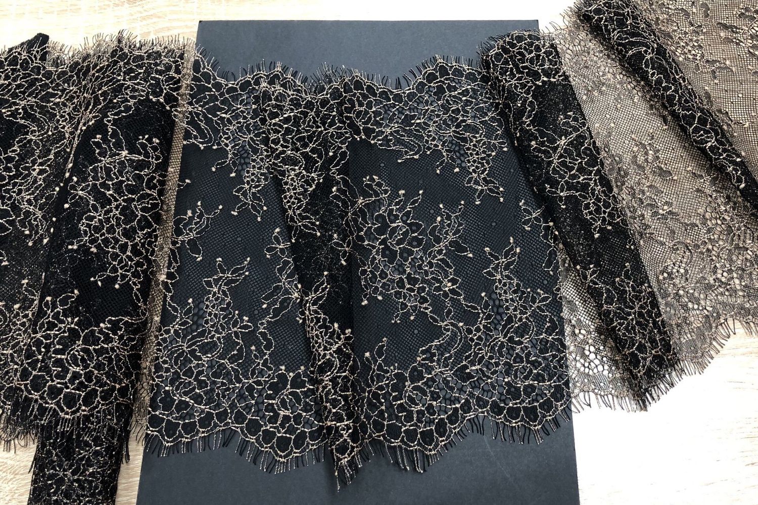 Chantilly lace black/beige (22 x 300)