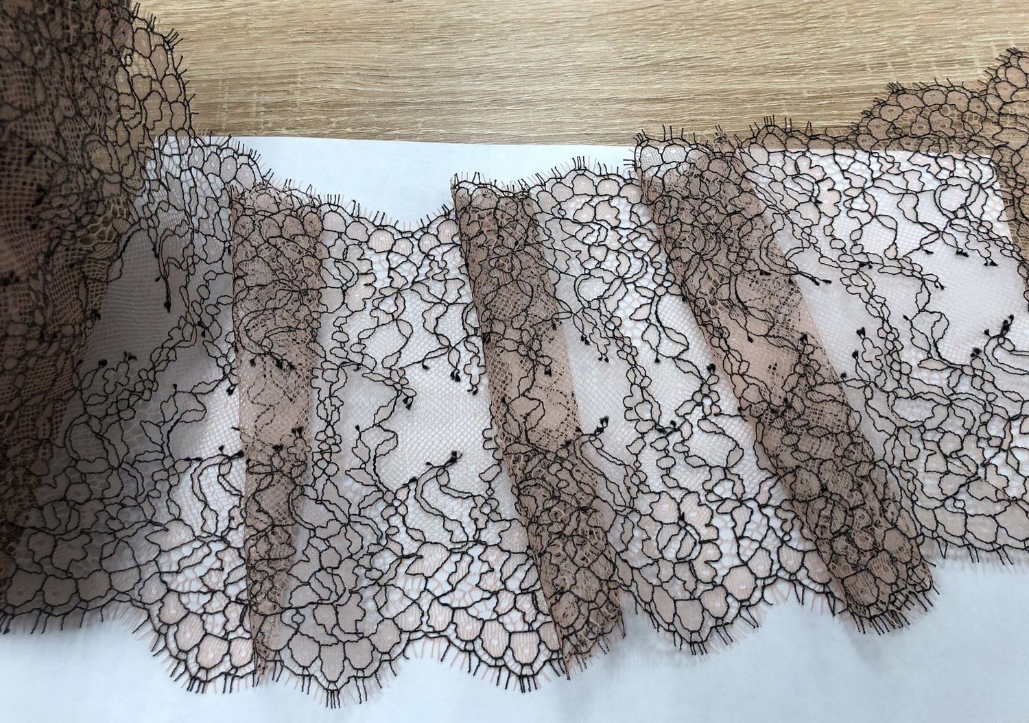 Chantilly lace Y-40 peach/black (16 x 300cm)