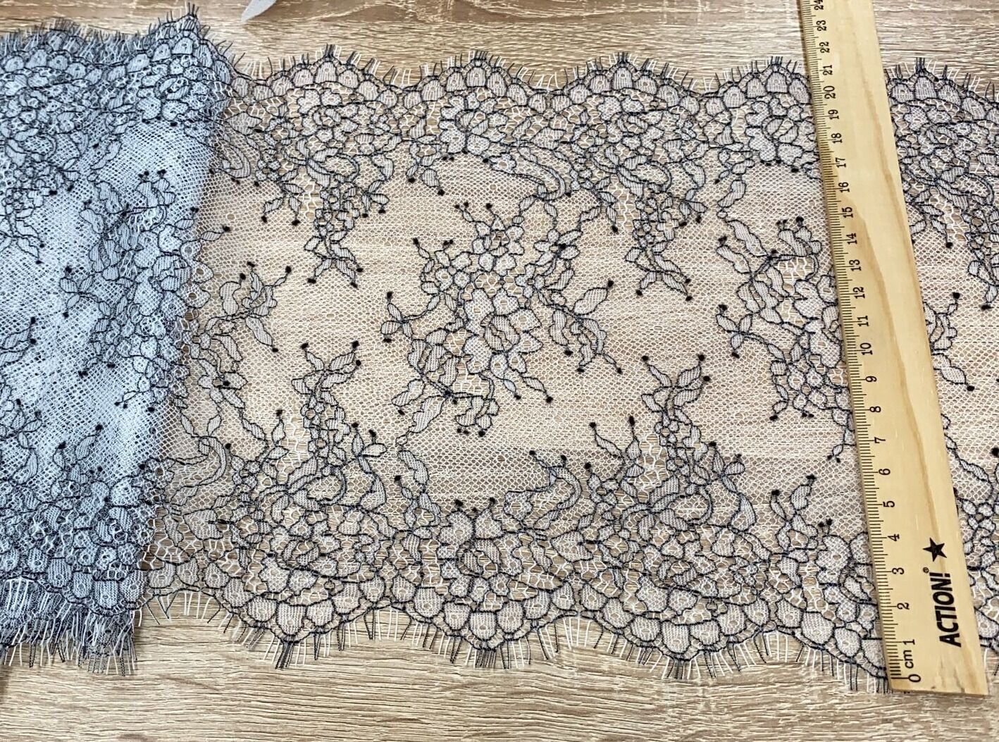Chantilly lace ecru/black (22 x 300)