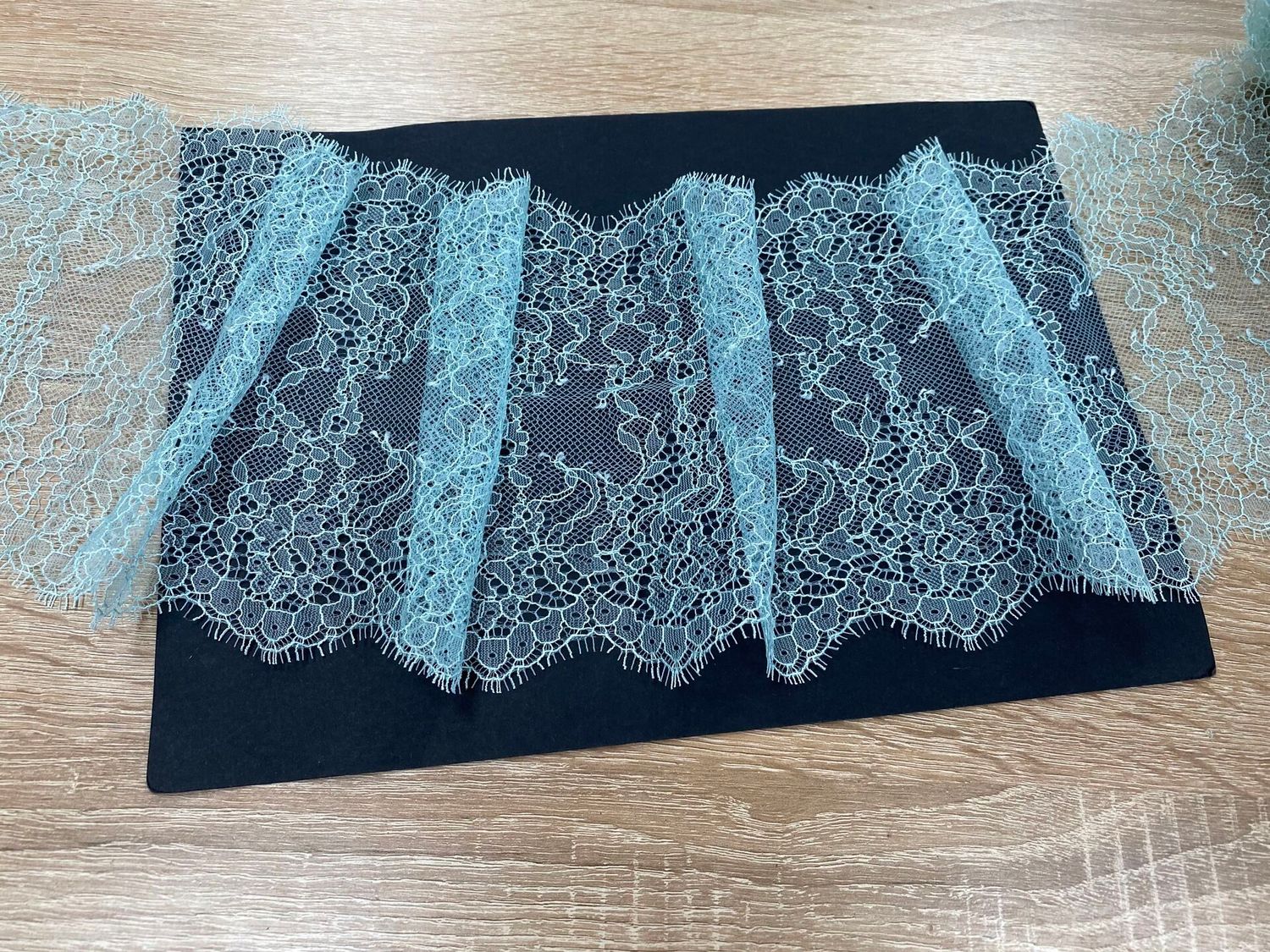 Chantilly lace Y-40 light.menthol (16 x 305cm)MD