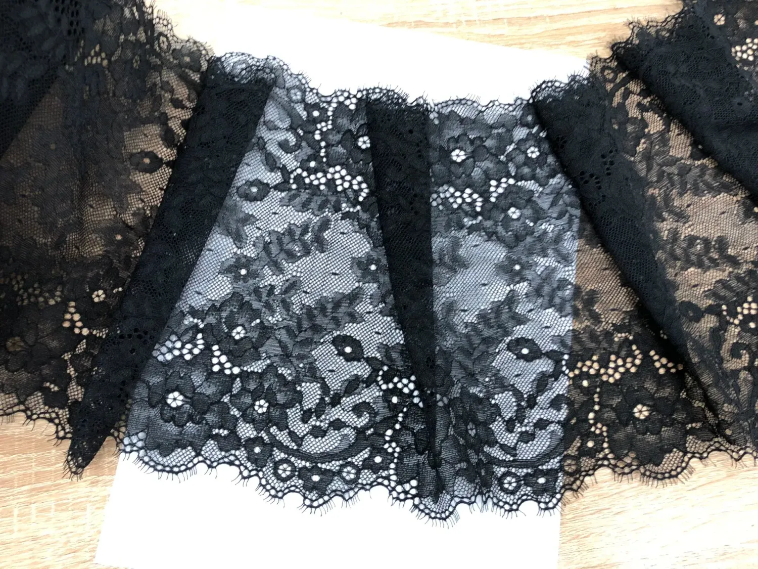 Chantilly lace stretch black