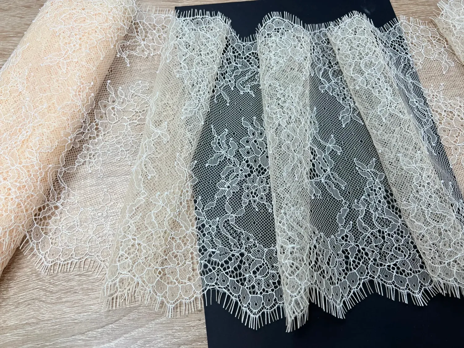 Chantilly lace beige./champagne (23 x 300cm)