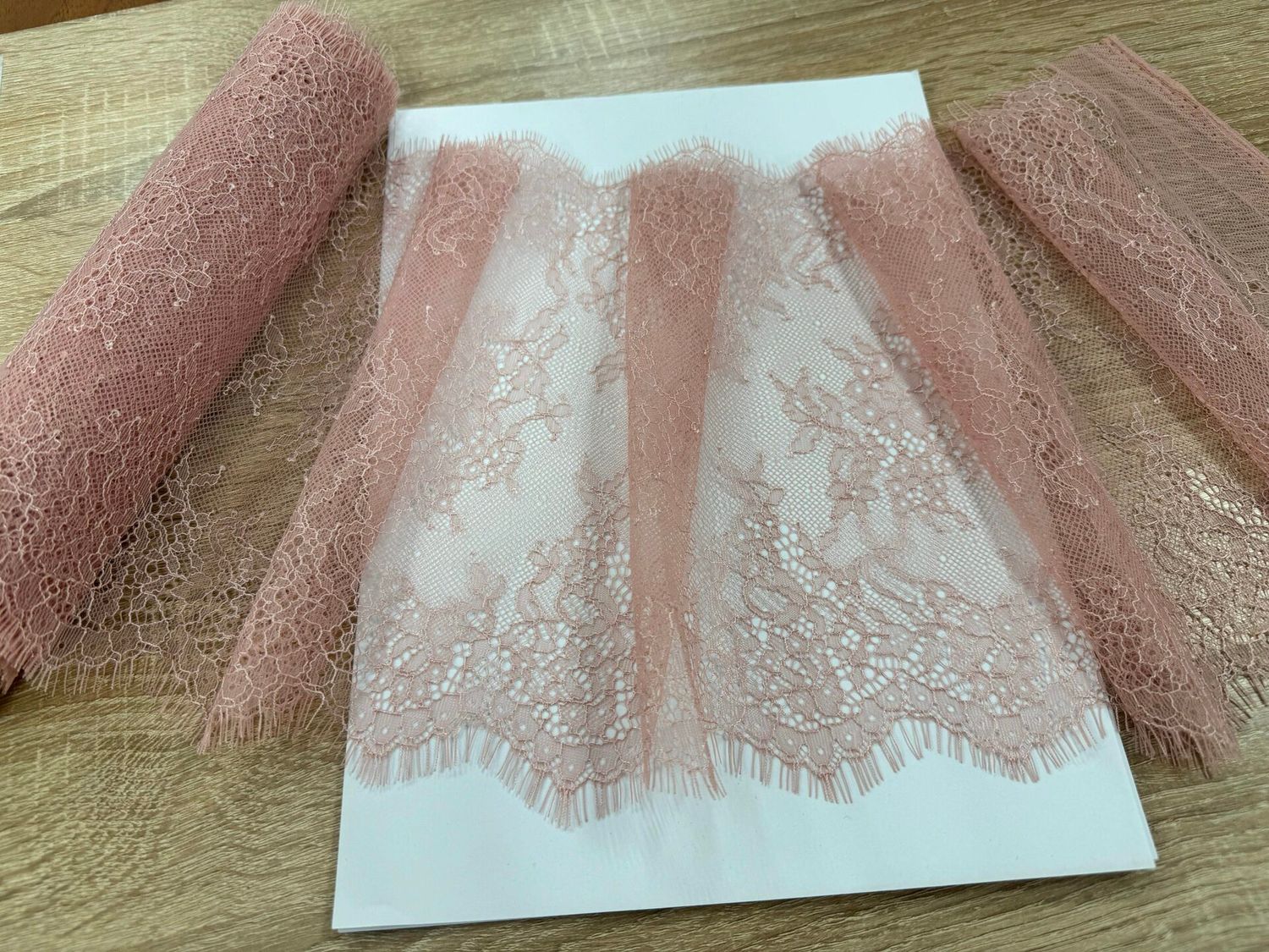 Chantilly lace coral almond (23 x 300)