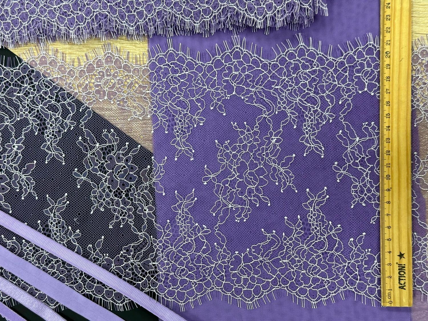 Chantilly lace lavender/ecru (22 x 300)